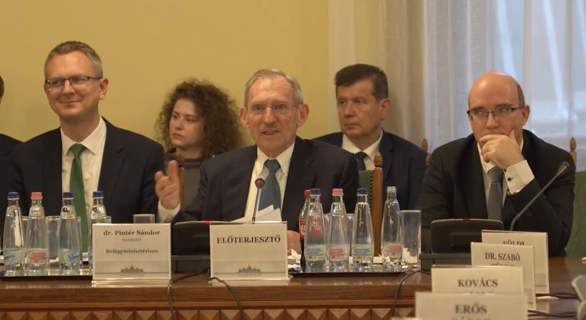 Pintér Sándor bejelentette, hogy a kormány betiltaná a drogok emlegetését különféle művekben