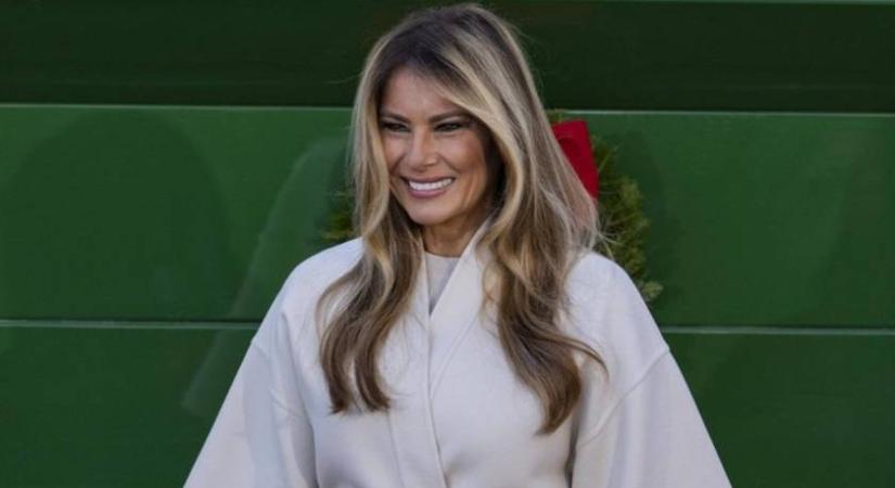 Melania Trump a Fehér Ház karácsonyfáját ilyen csinosan fogadta: stílusleckét adott