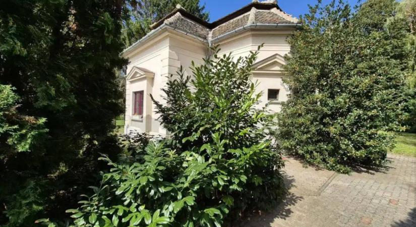 Grófi őrbódéból varázsoltak modern otthont Pápán: most 68 millióért árulják a különleges házat  Fotók