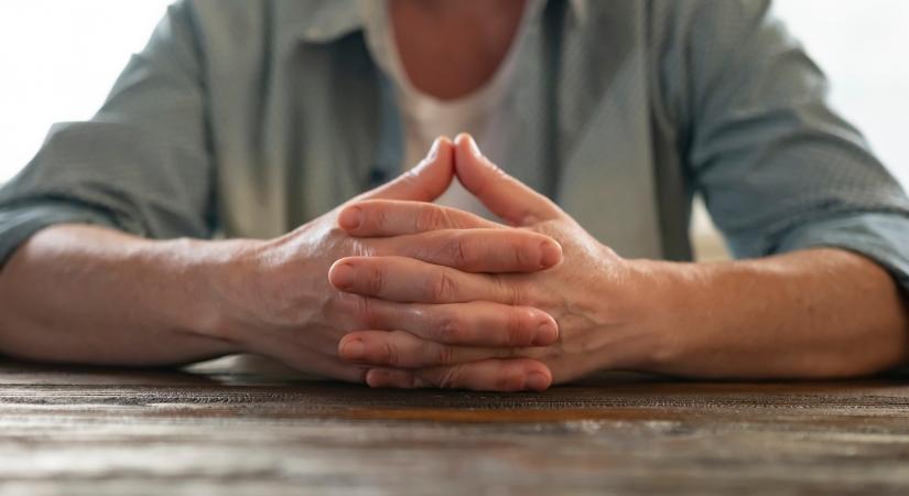 Retteg a börtönben is ült apa, amikor a 11 éves lányára néz – megvan rá az oka