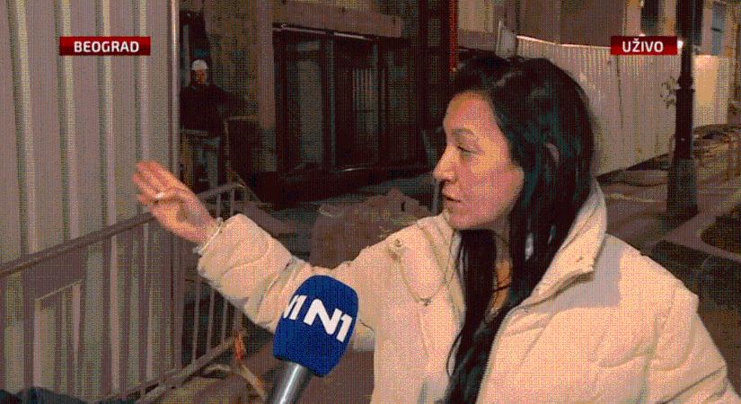 Anyára és gyermekére zuhant egy építkezés bádogkerítése Belgrádban