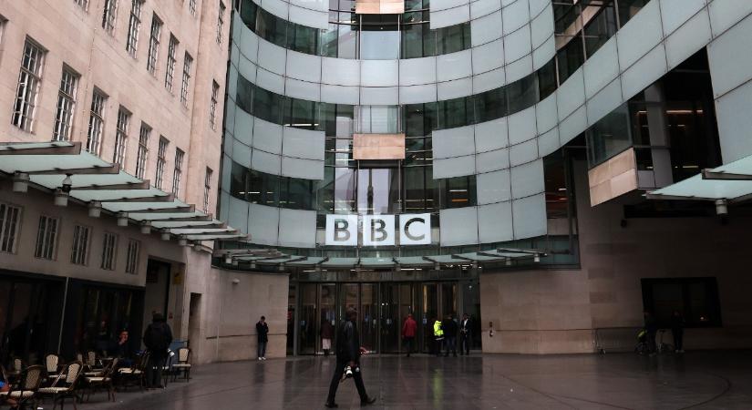 Megszorongatták a még talpon álló BBC-elnököt a brit parlamentben