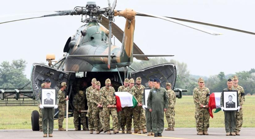 Elárulta a honvédelmi tárca, mekkora összeget fizettek a horvátországi helikopter-balesetben elhunyt katonák családjainak