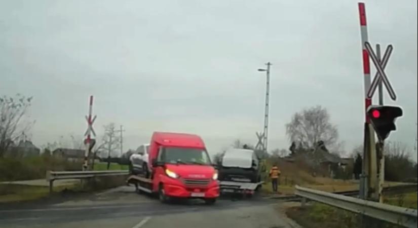 Videó: vasúti átkelőben állt meg az elszabadult tréler, megelőzhető ilyenkor a tragédia?