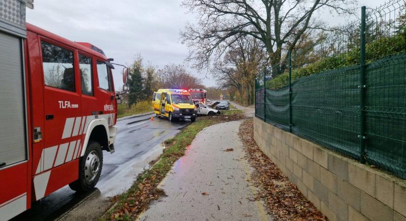 Durva képek a 71-esen árokba csúszott autóról