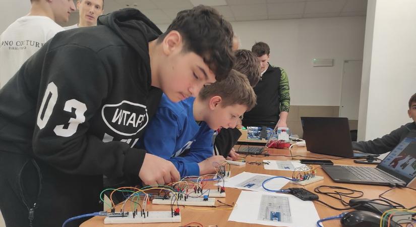 VR szemüveg, fodrászat és kispárnák Őriszentpéteren