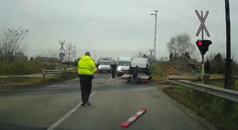 Újabb rossz döntés a vasúti átjáróban: tanulságos videót adott ki a rendőrség