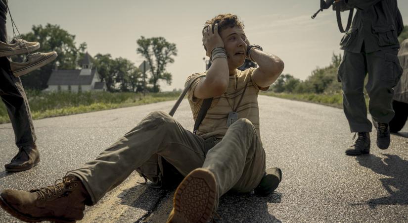 Mától otthonról nézheted: A mozik után streamingre is megérkezett az új Stephen King-adaptáció, A hosszú menetelés