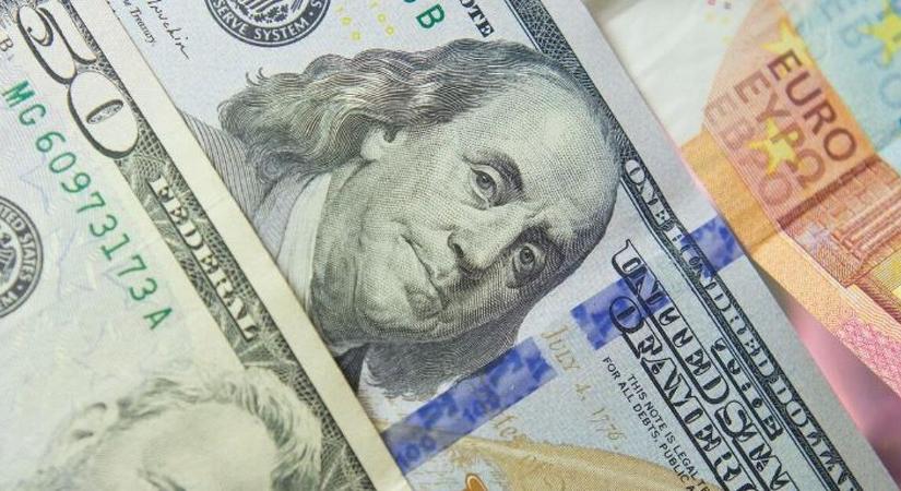 Lendülettel zárta a napot a forint, ismét 330 közelében a dollár