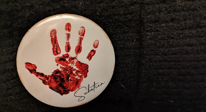 A véres kezet ábrázoló kitűzője miatt kidobták a köztévé operatőrét Vučić sajtótájékoztatójáról