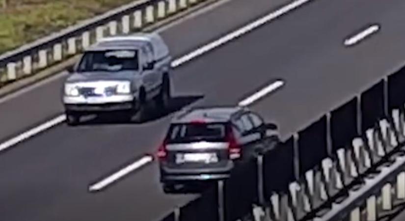 Forgalommal szemben, kilométereken át az autópályán