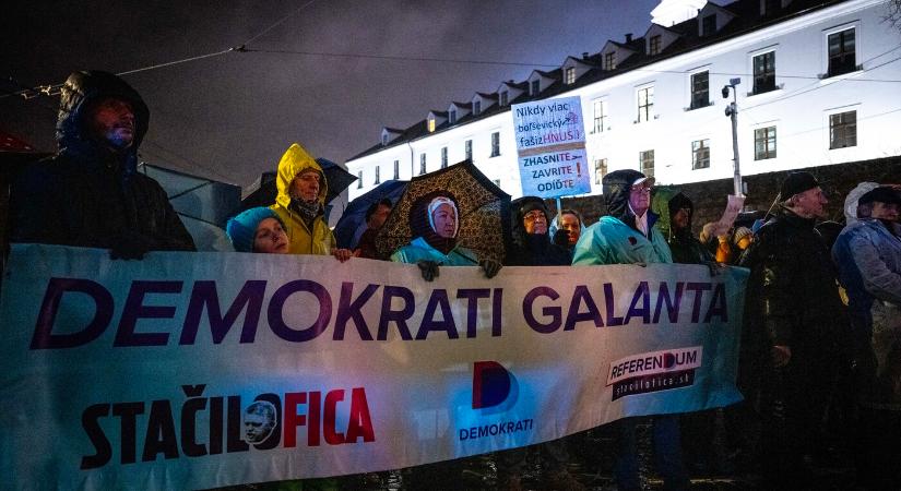 A parlament előtt tüntettek a Bejelentővédelmi Hivatal megszüntetése ellen