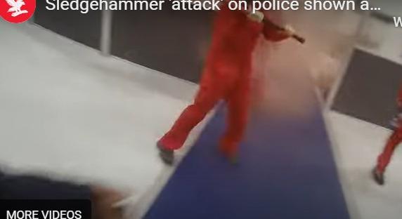 Palesztinpárti támadó pöröllyel törte el egy rendőr gerincét