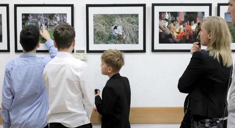 „Ezek vagyunk mi” – Hátsó füves-fotókiállítás nyílt a Pesti vármegyeházán