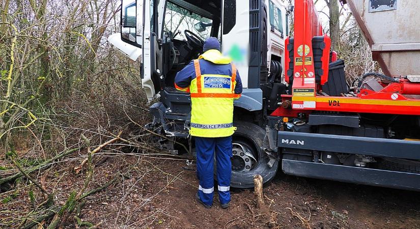 Hatalmas csattanás, kiszakadt a kerék a személyautóból, a fák fogták meg a teherautót