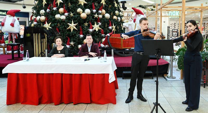 Karácsonyi dallamok a debreceni bevásárlóközpontban