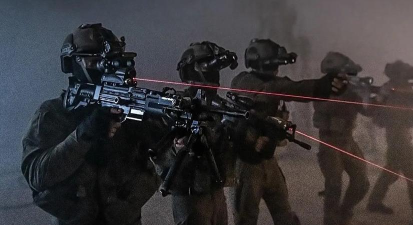 Kommandósok csaptak le a dílerre a Kossuth téren