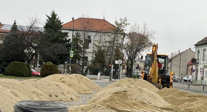 Már készülhetnek a gyöngyösi korisok, épül a jégpálya