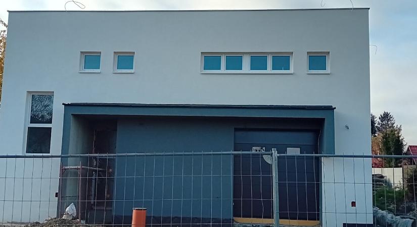 Átadás előtt a zselízi és a párkányi új mentőállomás