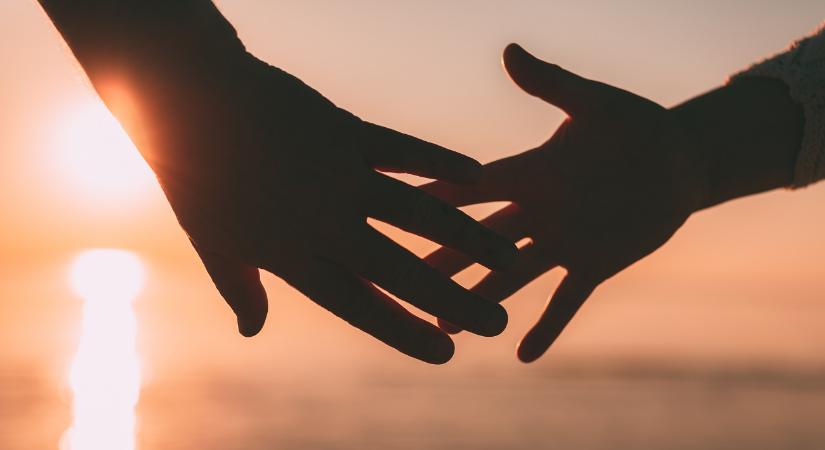 Csak kedvességből randizott az egyedülálló anyával, ma már ötgyermekes családként élnek