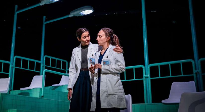 Túlélni az egészségügyet? – Magyarországról nézve még húsba vágóbb a Loupe darabja, a „Túl éles”