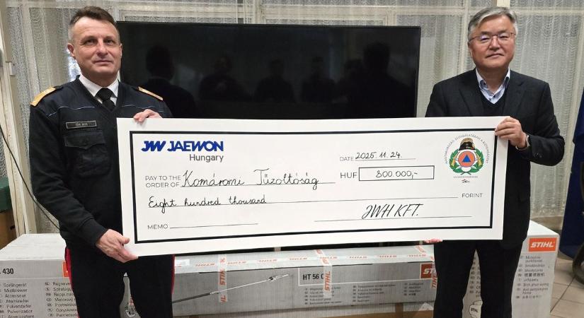 Helyi vállalat támogatja a Komáromi Tűzoltóság munkáját – 800 ezres adomány érkezett