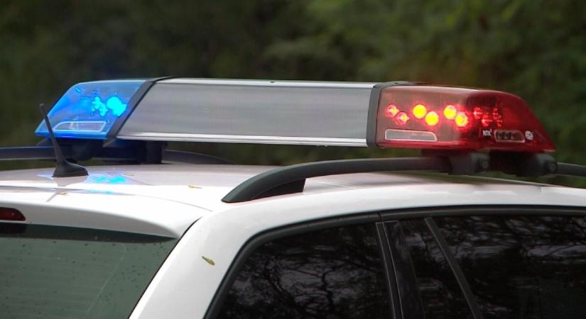 Árokba hajtott egy autó a 4-es főúton, forgalmi változással jár a baleset