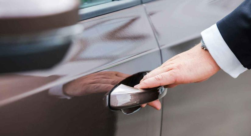 Így trükköznek a tolvajok a kulcs nélküli autókkal