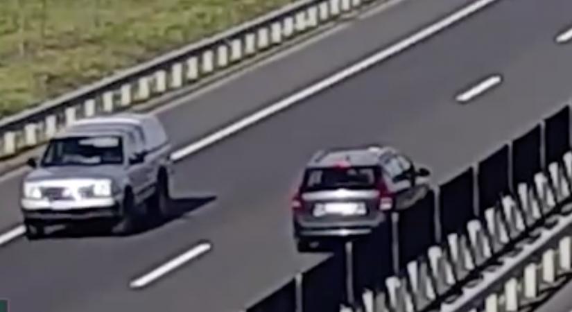 Éles balkanyarral felkanyarodott az autópályára, és aztán kilométereken keresztül ment szemben a forgalommal