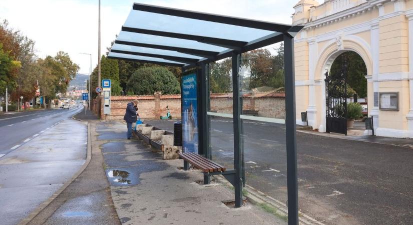Megújultak a buszmegállók, de többet lepusztulva hagytak Pécsen!
