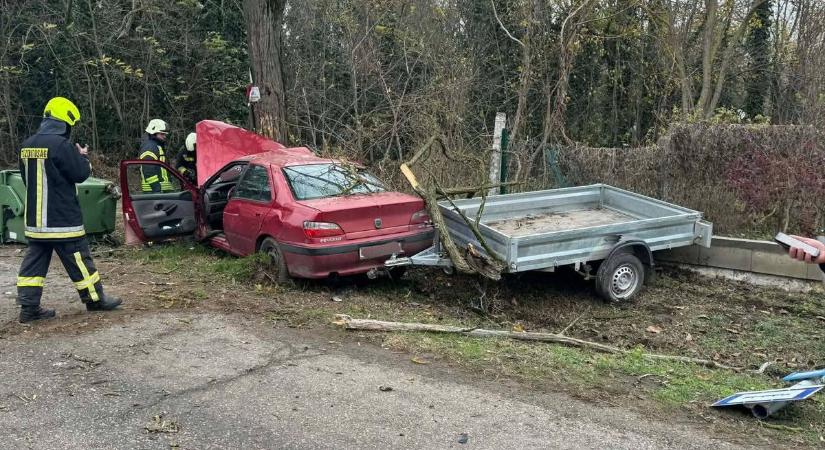 Letért az útról és fának ütközött egy autó, a helyszínre a mentőket is riasztották – fotók