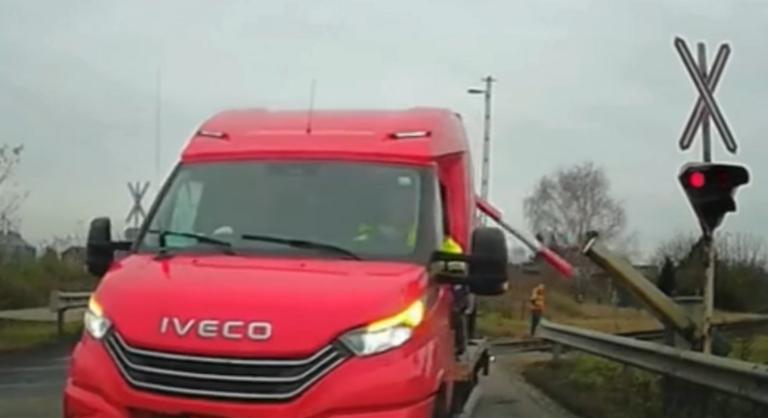 Elképesztő jelenetek egy vasúti átjáróban, a sorompó is letört egy sofőr miatt