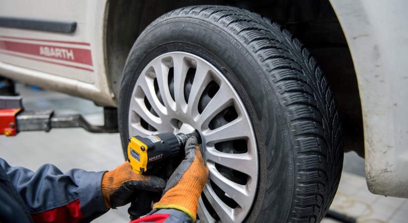 Letesztelték, mi történik, ha a gumiabroncsot nem a megfelelő forgásirányba szerelik fel