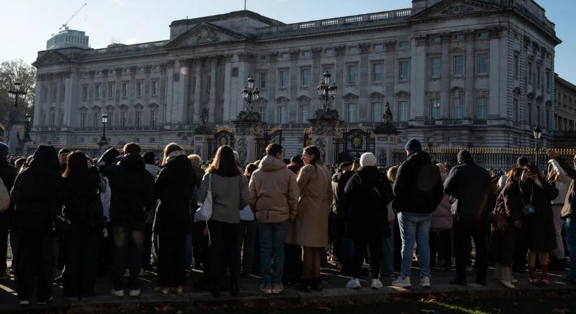 Kész átverés: londoni turisták ezrei távoznak csalódottan a Buckingham-palotától – videó