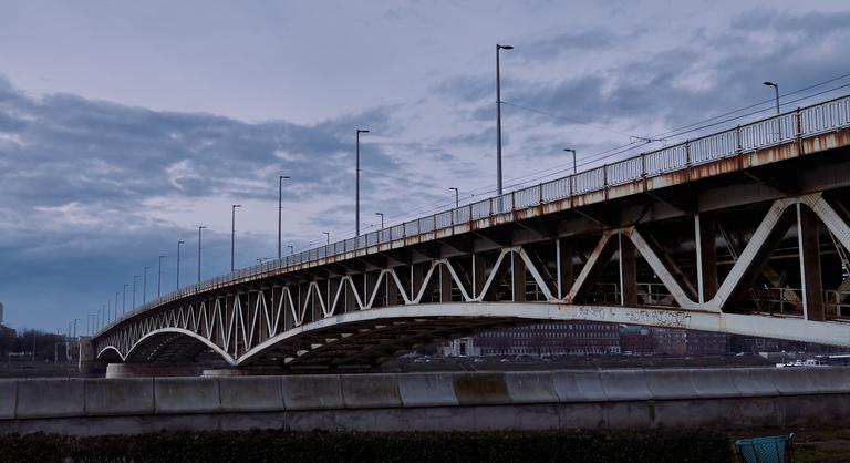 Lassan megeszi a rozsda, napirenden az egyik budapesti híd sorsa