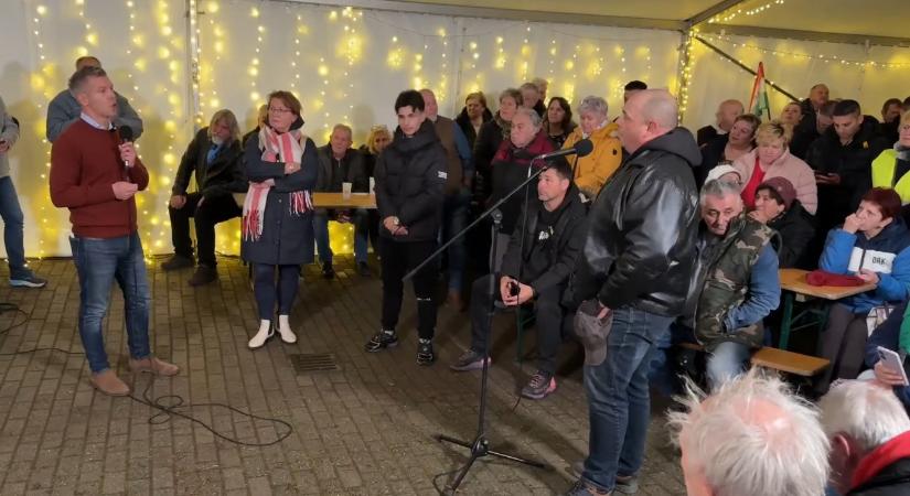 Magyar Péter parázs vitát folytatott egy férfival Jászkiséren