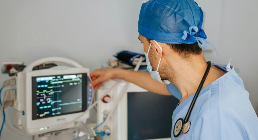 Egyetlen puszi miatt az intenzív osztályon küzdöttek egy kislány életéért