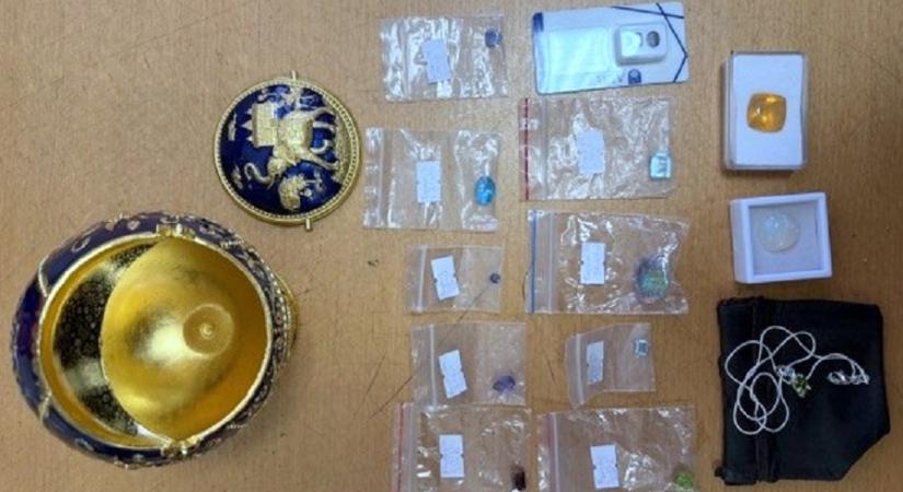 Az autót is lefoglalták, amelyben féldrágaköveket próbáltak átcsempészni Horgoson