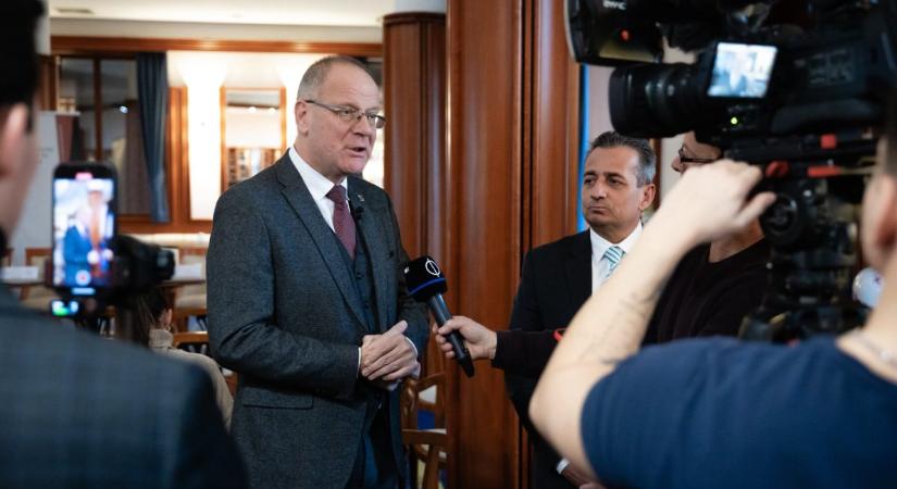 Navracsics Tibor: haladéktalanul el kell kezdeni a 8-as út gyorsforgalmi úttá bővítését!