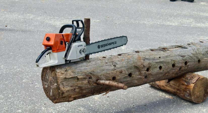 Láncfűrésszel rontott a járőrre - videón a rendőrtámadás