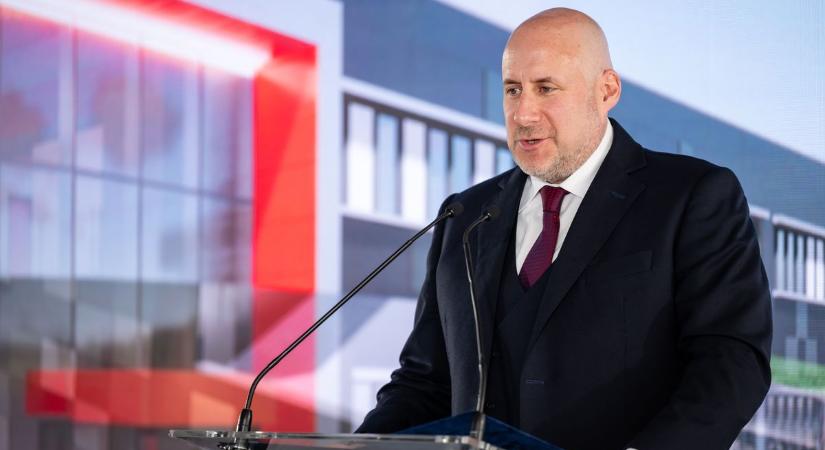 Kétszázhúsz laptopot adományozott 15 iskolának a 4iG Alapítvány