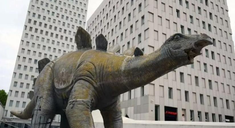 Az eltűnt férfit egy hatalmas műanyag dinoszaurusz belsejében holtan találták – a magyarázat hátborzongató