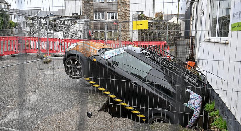 Banális ok miatt áll három hete egy autó a beszakadt parkolóban