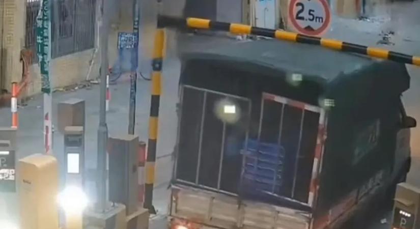 Nézni is fáj, mit művelt a teherautós a parkoló bejáratánál - videó