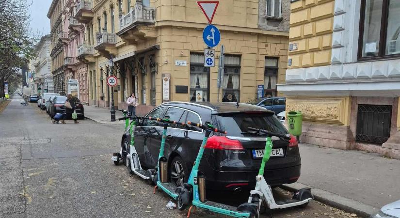 Tilosban parkolt, rollerekkel álltak bosszút a pestiek