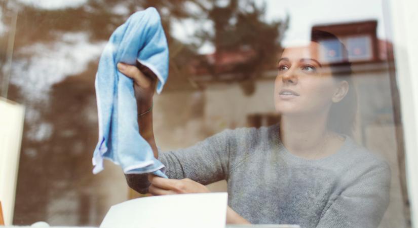 Szakértő tippje: egyetlen csepp, és az üveg ragyog: így lesz csíkmentes minden ablak és tükör!