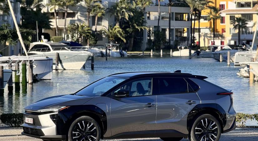 Frissült, de mégis olcsóbb lett a Toyota villanyautója! Akkor hol a trükk?