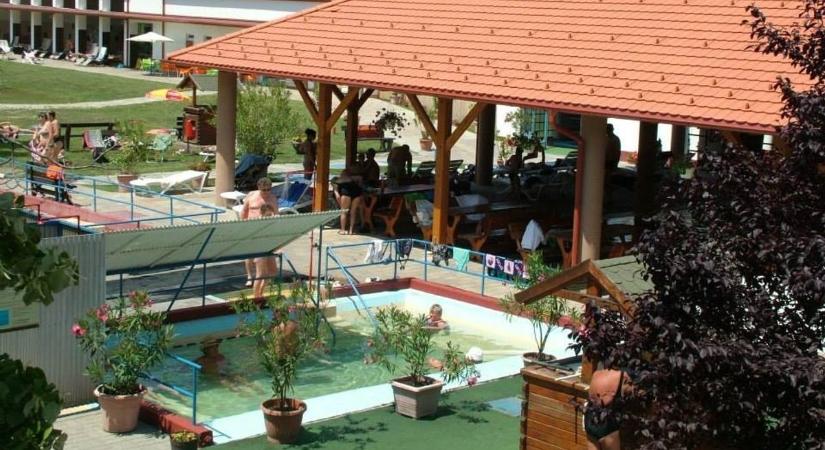 Szétmarta a gyógyvíz a régi csöveket, új kutat kell fúrni – komoly döntés előtt a népszerű dunántúli fürdő