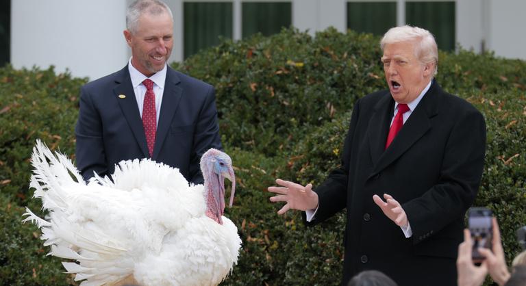 Donald Trump kegyelmet adott két pulykának, és egyúttal be is szólt Bidennek