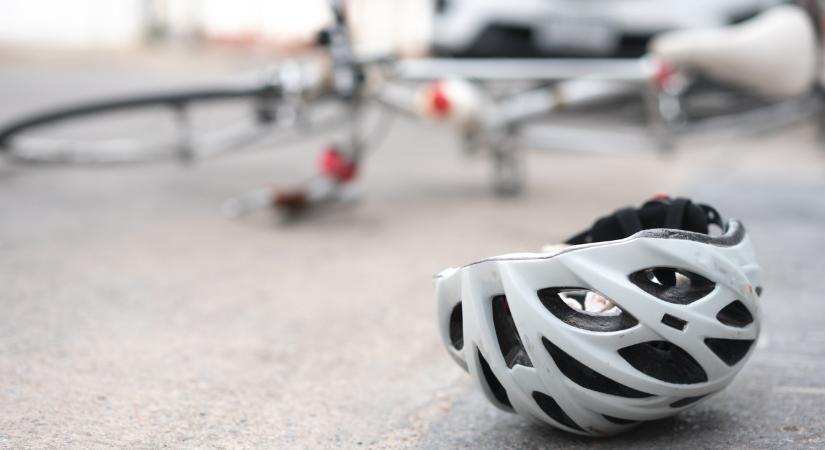 Kamionajtó csapódott ki egy győri kerékpáros elé